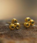 24k solid gold//blue diamonds Studs//24k gold Earrings//blue diamonds//gold stud earrings//24k gold earrings//tiny blue diamonds earrings