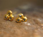 24k solid gold//blue diamonds Studs//24k gold Earrings//blue diamonds//gold stud earrings//24k gold earrings//tiny blue diamonds earrings