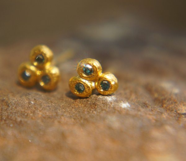 24k solid gold//blue diamonds Studs//24k gold Earrings//blue diamonds//gold stud earrings//24k gold earrings//tiny blue diamonds earrings