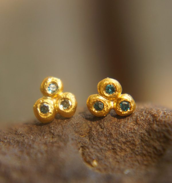 24k solid gold//blue diamonds Studs//24k gold Earrings//blue diamonds//gold stud earrings//24k gold earrings//tiny blue diamonds earrings