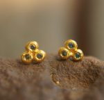 24k solid gold//blue diamonds Studs//24k gold Earrings//blue diamonds//gold stud earrings//24k gold earrings//tiny blue diamonds earrings