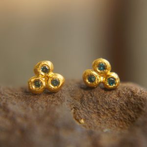 24k solid gold//blue diamonds Studs//24k gold Earrings//blue diamonds//gold stud earrings//24k gold earrings//tiny blue diamonds earrings