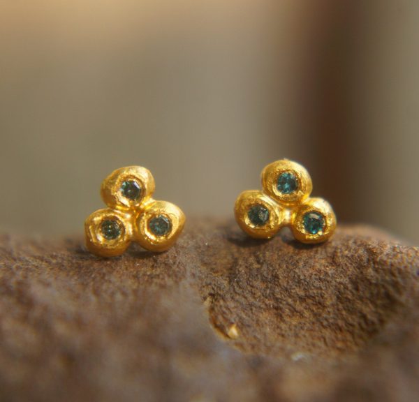24k solid gold//blue diamonds Studs//24k gold Earrings//blue diamonds//gold stud earrings//24k gold earrings//tiny blue diamonds earrings