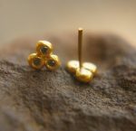 24k solid gold//blue diamonds Studs//24k gold Earrings//blue diamonds//gold stud earrings//24k gold earrings//tiny blue diamonds earrings