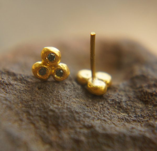 24k solid gold//blue diamonds Studs//24k gold Earrings//blue diamonds//gold stud earrings//24k gold earrings//tiny blue diamonds earrings