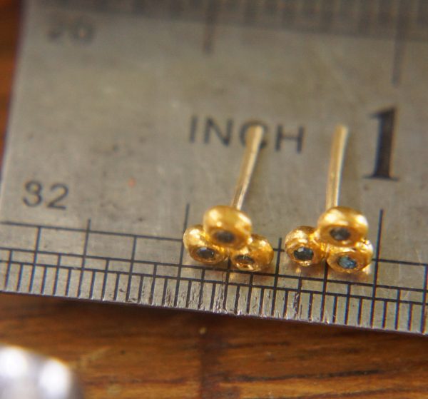 24k solid gold//blue diamonds Studs//24k gold Earrings//blue diamonds//gold stud earrings//24k gold earrings//tiny blue diamonds earrings