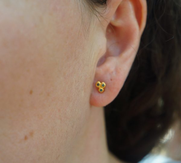 24k solid gold//blue diamonds Studs//24k gold Earrings//blue diamonds//gold stud earrings//24k gold earrings//tiny blue diamonds earrings