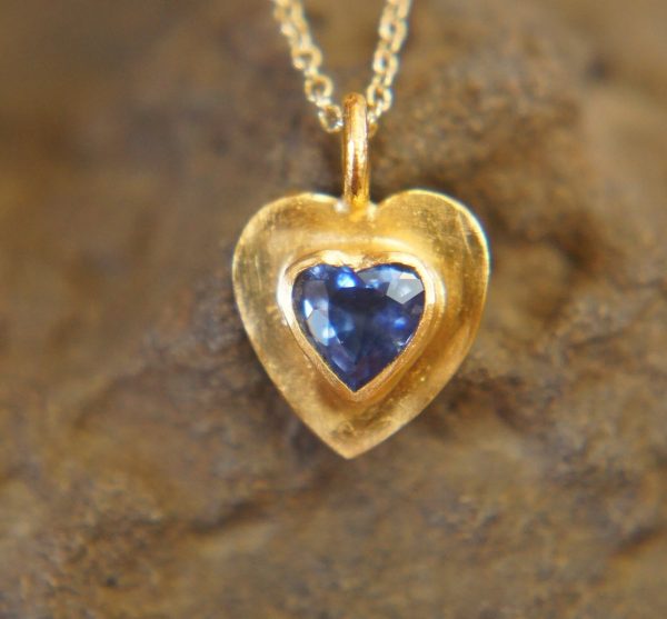 sapphire gold pendant//heart gold charm//gold sapphire heart charm//blue gold charm//artisan gold heart//blue sapphire charm//24k gold heart