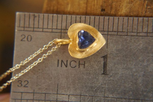 sapphire gold pendant//heart gold charm//gold sapphire heart charm//blue gold charm//artisan gold heart//blue sapphire charm//24k gold heart