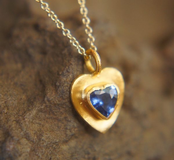 sapphire gold pendant//heart gold charm//gold sapphire heart charm//blue gold charm//artisan gold heart//blue sapphire charm//24k gold heart
