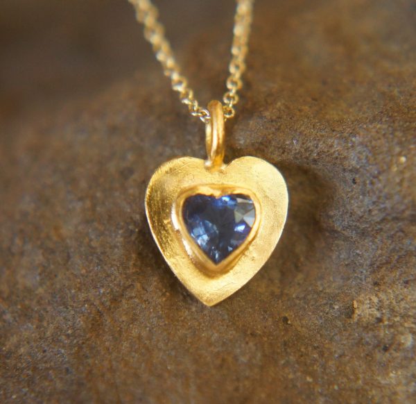 sapphire gold pendant//heart gold charm//gold sapphire heart charm//blue gold charm//artisan gold heart//blue sapphire charm//24k gold heart
