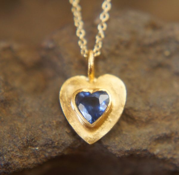 sapphire gold pendant//heart gold charm//gold sapphire heart charm//blue gold charm//artisan gold heart//blue sapphire charm//24k gold heart