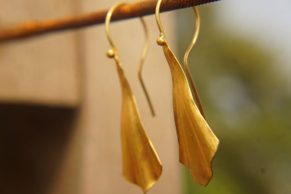 22k gold  organic earrings//22k flower dangles//Gold dangle earrings//short dangle earrings//gold round earrings//botanic dangle earrings