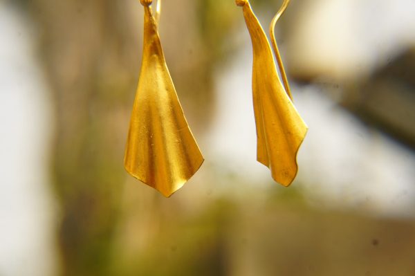22k gold  organic earrings//22k flower dangles//Gold dangle earrings//short dangle earrings//gold round earrings//botanic dangle earrings