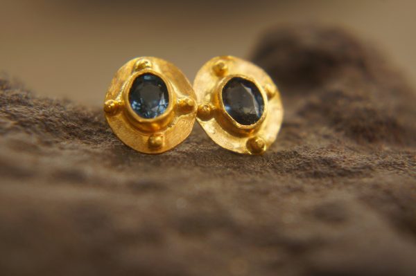 solid gold 24k//sapphire Studs//blue sapphire Earrings//24k gold earrings//dangle blue sapphire studs//artisan handmade 24k gold earrings