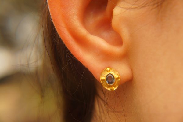 solid gold 24k//sapphire Studs//blue sapphire Earrings//24k gold earrings//dangle blue sapphire studs//artisan handmade 24k gold earrings