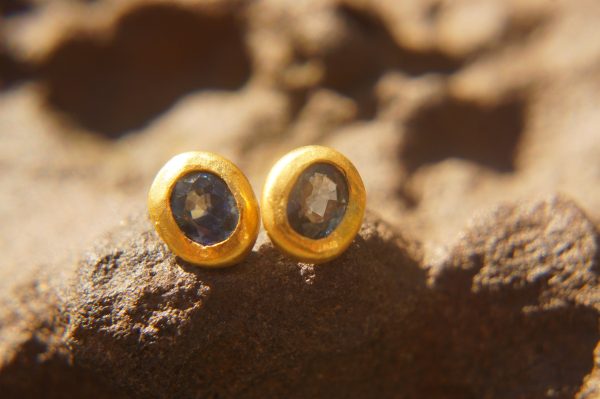 solid gold 24k//sapphire Studs//blue sapphire Earrings//24k gold earrings//blue sapphire studs//artisan handmade 24k gold earrings//24k gold