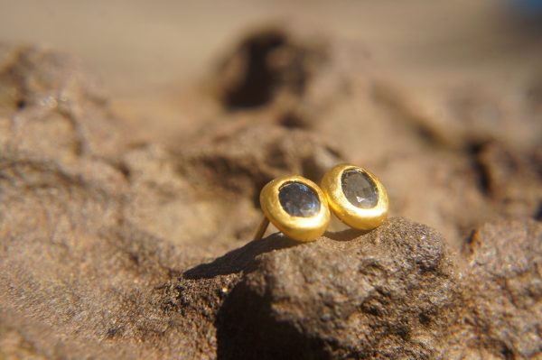 solid gold 24k//sapphire Studs//blue sapphire Earrings//24k gold earrings//blue sapphire studs//artisan handmade 24k gold earrings//24k gold