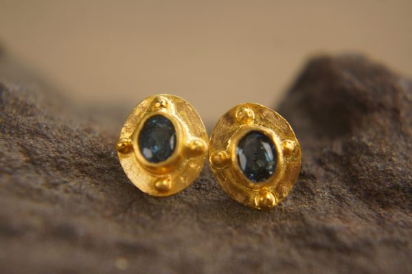 solid gold 24k//sapphire Studs//blue sapphire Earrings//24k gold earrings//dangle blue sapphire studs//artisan handmade 24k gold earrings