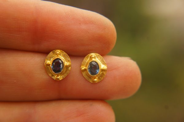 solid gold 24k//sapphire Studs//blue sapphire Earrings//24k gold earrings//dangle blue sapphire studs//artisan handmade 24k gold earrings