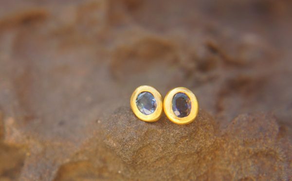 solid gold 24k//sapphire Studs//blue sapphire Earrings//24k gold earrings//blue sapphire studs//artisan handmade 24k gold earrings//24k gold