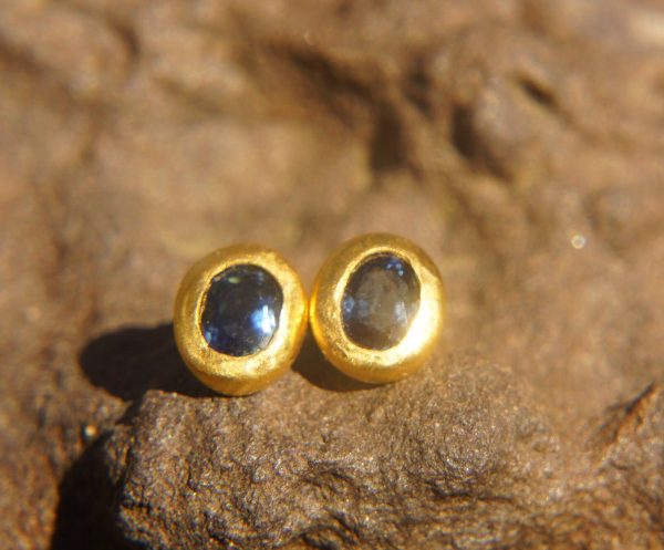 solid gold 24k//sapphire Studs//blue sapphire Earrings//24k gold earrings//blue sapphire studs//artisan handmade 24k gold earrings//24k gold