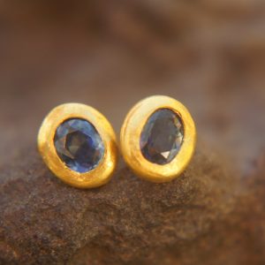 solid gold 24k//sapphire Studs//blue sapphire Earrings//24k gold earrings//blue sapphire studs//artisan handmade 24k gold earrings//24k gold
