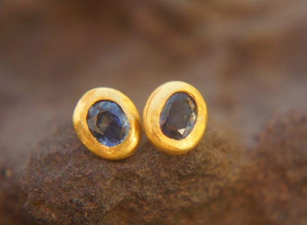 solid gold 24k//sapphire Studs//blue sapphire Earrings//24k gold earrings//blue sapphire studs//artisan handmade 24k gold earrings//24k gold