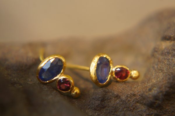24k gold blue and red sapphires studs//blue sapphire studs//red sapphire Earrings//gold stud earrings//sapphire earrings //24k gold earrings