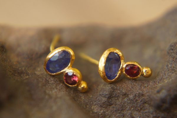 24k gold blue and red sapphires studs//blue sapphire studs//red sapphire Earrings//gold stud earrings//sapphire earrings //24k gold earrings