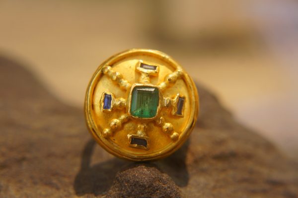 24k emerald and blue sapphire ring//artisan AA emerald ring//24k gold ring//24k gold sapphire ring//artisan 24k gold ring