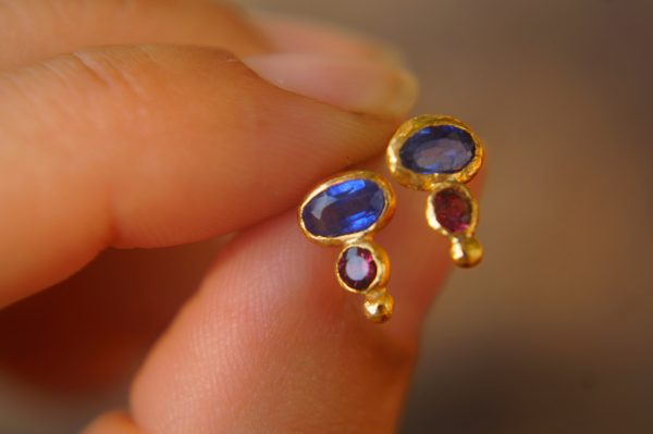24k gold blue and red sapphires studs//blue sapphire studs//red sapphire Earrings//gold stud earrings//sapphire earrings //24k gold earrings