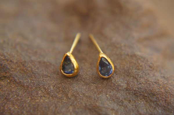 24k solid gold//blue sapphire studs//blue sapphire Earrings//gold stud earrings//2k gold earrings//sapphire earrings //24k gold earring