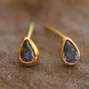 24k solid gold//blue sapphire studs//blue sapphire Earrings//gold stud earrings//2k gold earrings//sapphire earrings //24k gold earring