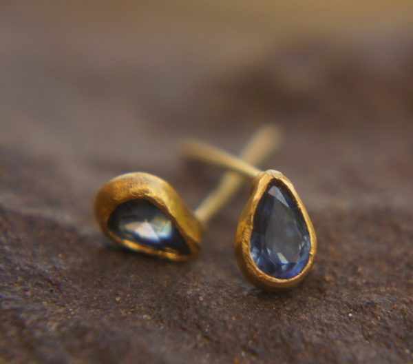 24k solid gold//blue sapphire studs//blue sapphire Earrings//gold stud earrings//2k gold earrings//sapphire earrings //24k gold earring