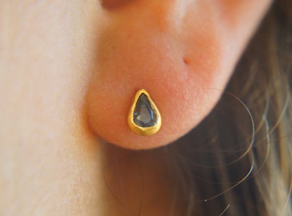 24k solid gold//blue sapphire studs//blue sapphire Earrings//gold stud earrings//2k gold earrings//sapphire earrings //24k gold earring