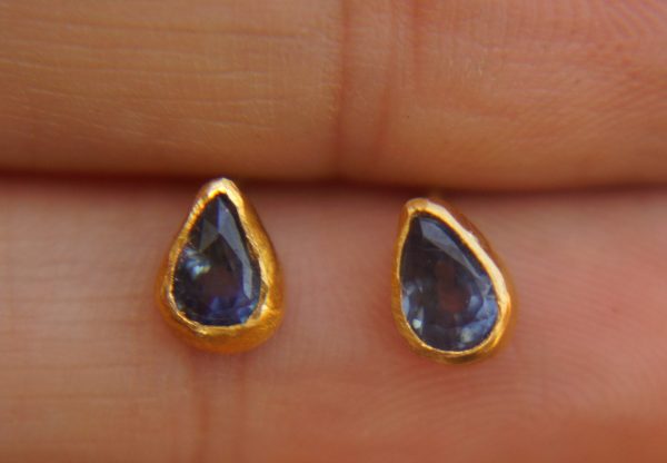 24k solid gold//blue sapphire studs//blue sapphire Earrings//gold stud earrings//2k gold earrings//sapphire earrings //24k gold earring