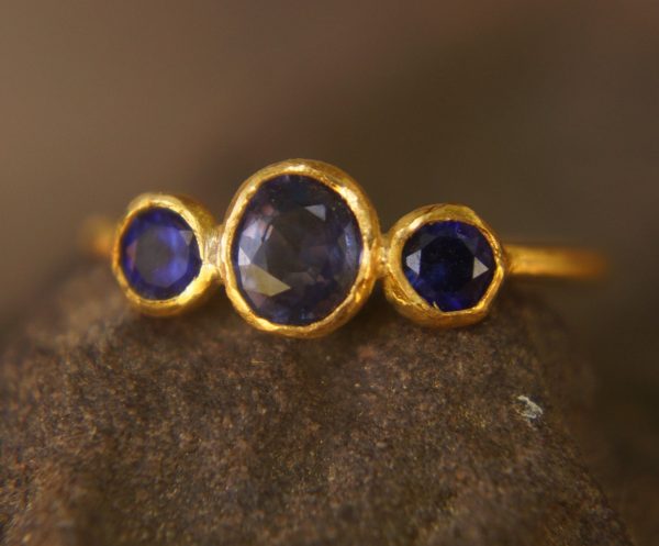 blue sapphires ring// gold sapphire ring//blue sapphire gold ring//stones ring//24k gold ring//fine gold ring//oval & circle blue sapphires