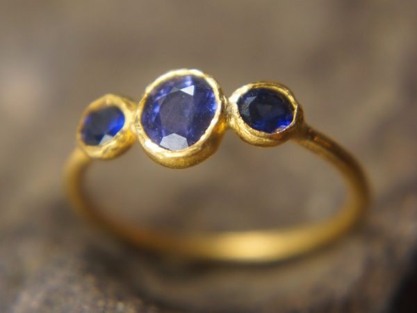 blue sapphires ring// gold sapphire ring//blue sapphire gold ring//stones ring//24k gold ring//fine gold ring//oval & circle blue sapphires