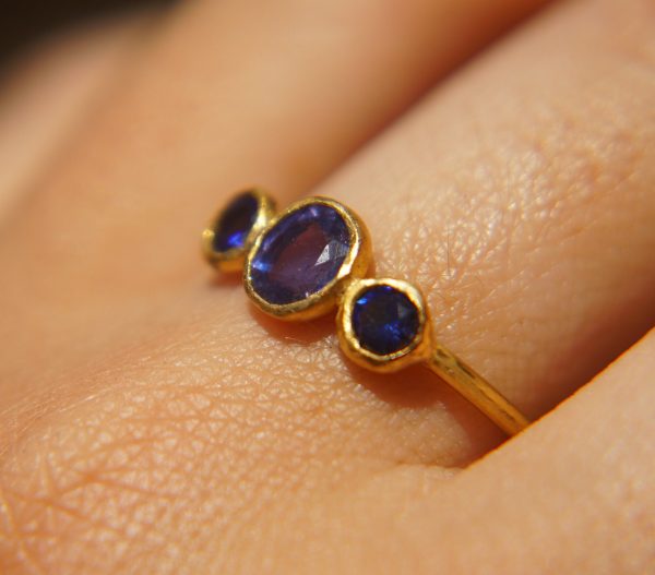 blue sapphires ring// gold sapphire ring//blue sapphire gold ring//stones ring//24k gold ring//fine gold ring//oval & circle blue sapphires