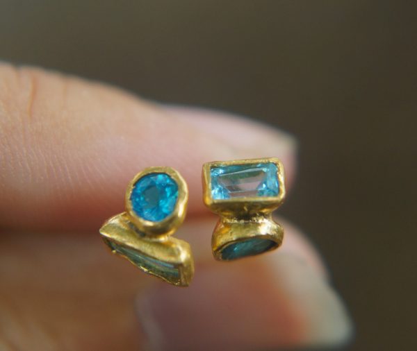 24k gold topaz and neon apatite studs//gold blue gems studs//topaz and apatite Earrings//blue earrings//24k gold jewelry