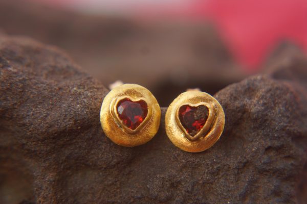 24k gold studs heart and Red Garnet stone// hammered gold studs/ 24k gold earring/ Red Garnet heart studs