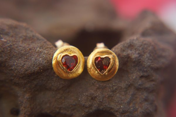 24k gold studs heart and Red Garnet stone// hammered gold studs/ 24k gold earring/ Red Garnet heart studs