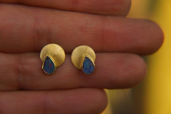 solid 24k gold//24k Australian opal Studs//gold Australian opal Earrings//gold stud earrings//24k gold earrings//opal gold studs