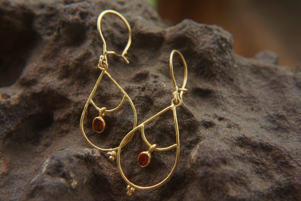 24k gold earrings//orange sapphire Earrings//Gold dangle earrings//gold nuggets earrings//gold dangle earring//sapphire gold earrings